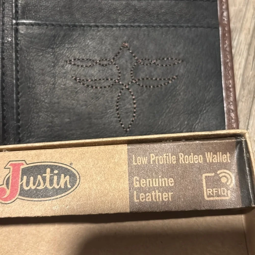 Justin Rodeo Genuine Leather Low Profile,RFID,8 card slots,slip pockets,Concho